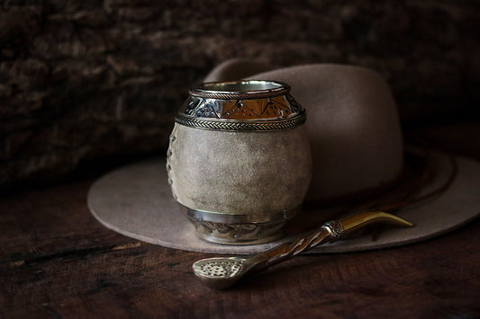 Torpedo criollo de cuero, bronce y alpaca con Bombilla