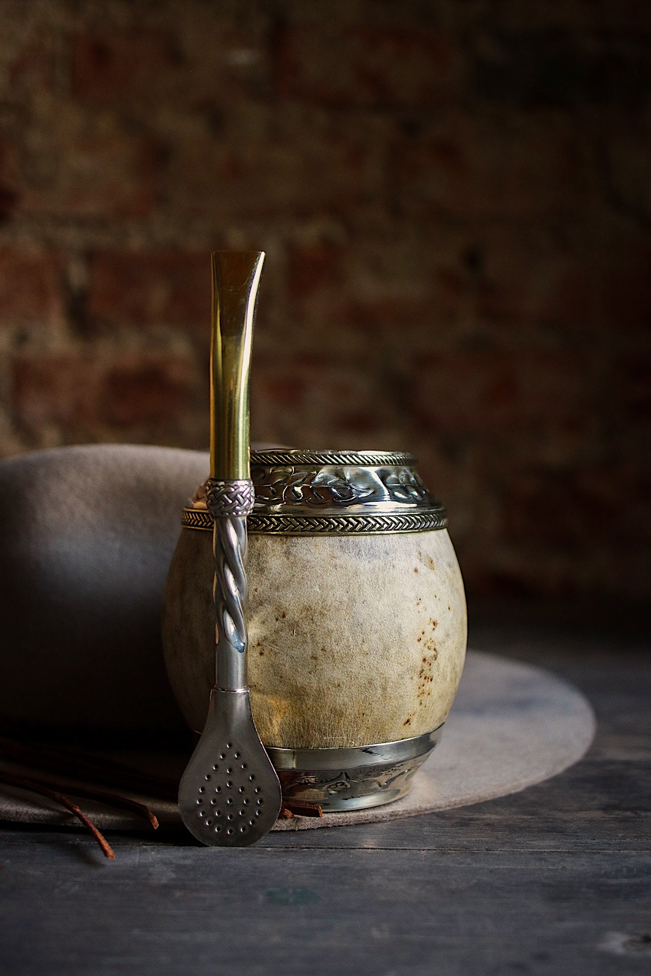 Torpedo criollo de cuero, bronce y alpaca con Bombilla