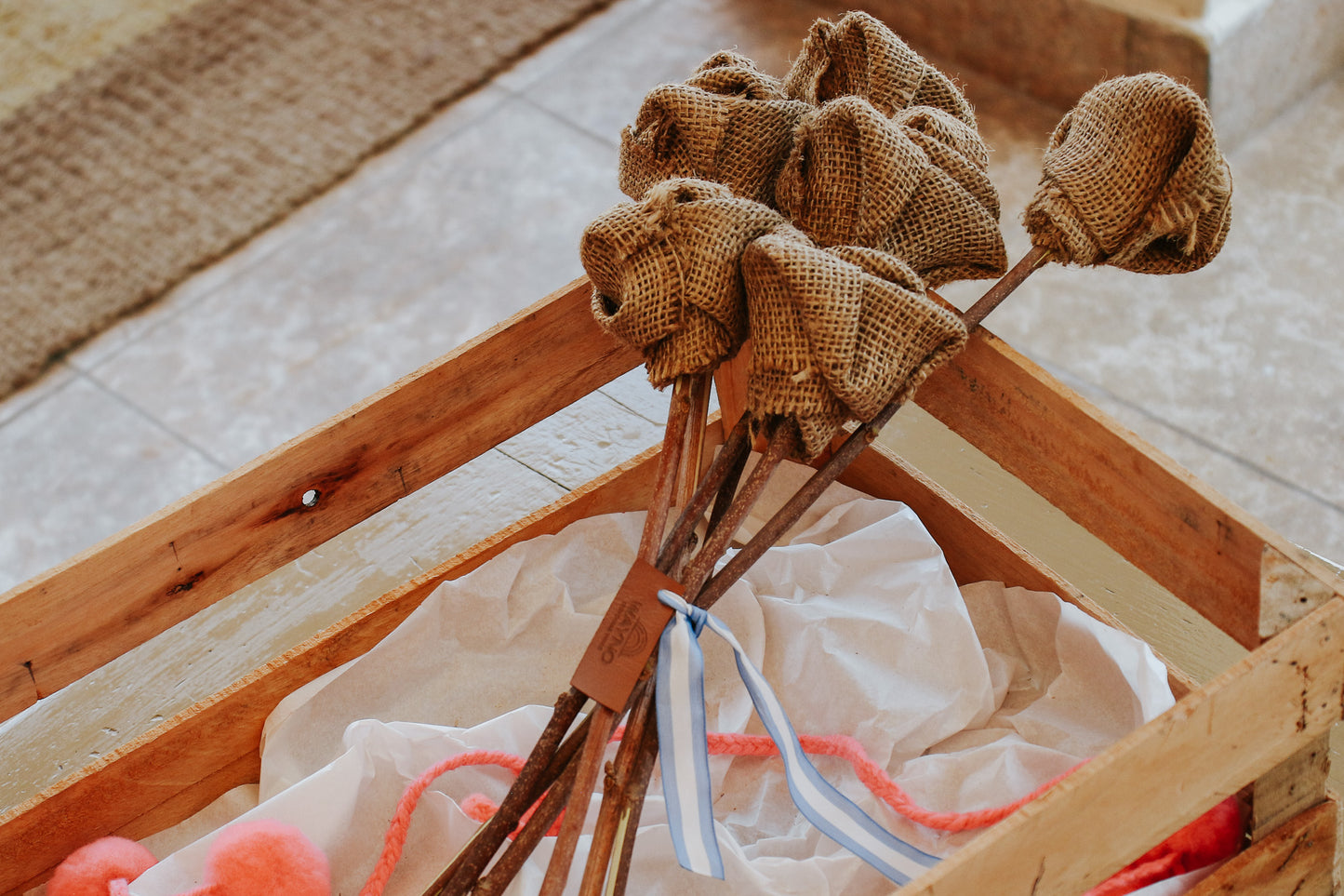 Rosas de Yute en Caja de Madera