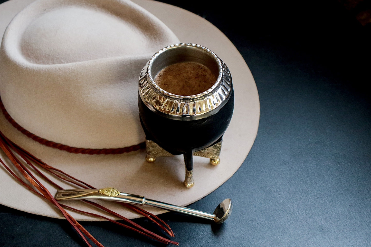 Mate de Cuero y Alpaca con Bombilla Escudo