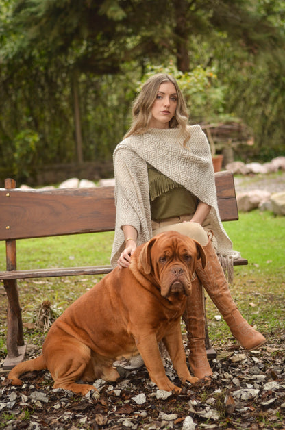 Ruana "Matra" Hilos Llama Baby en Telar
