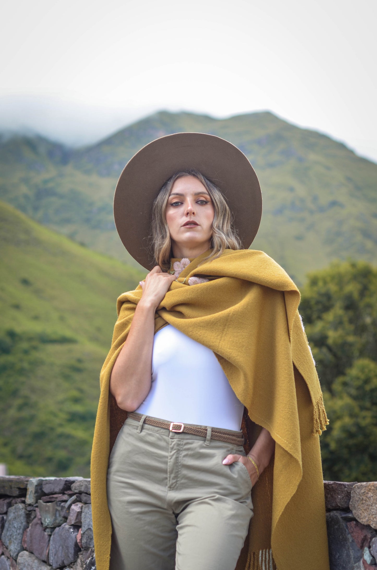 Ruana Bordada "Iriarte" en Telar Criollo
