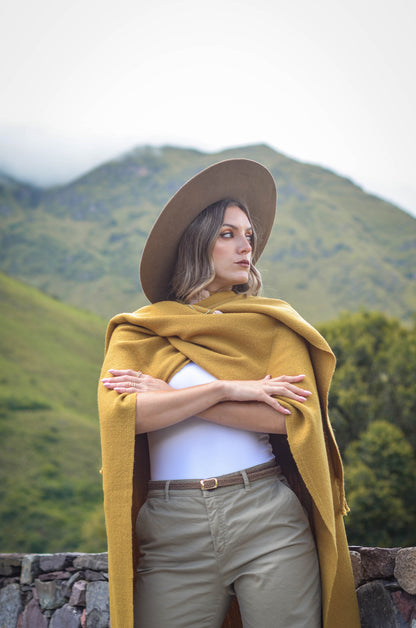 Ruana Bordada "Iriarte" en Telar Criollo