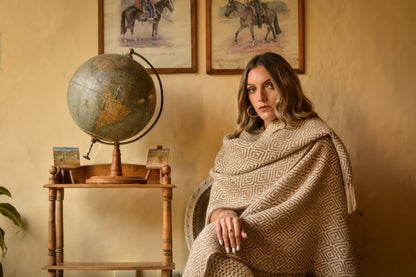 Ruana "Iriarte" Hilos Llama Baby en Telar