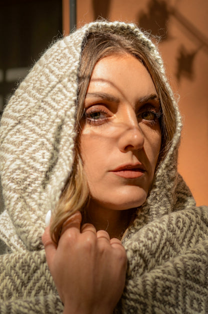 Ruana "Bonarda" Hilos Llama Baby en Telar
