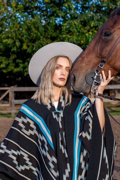Poncho “Saenz Peña" Obra en Telar Criollo
