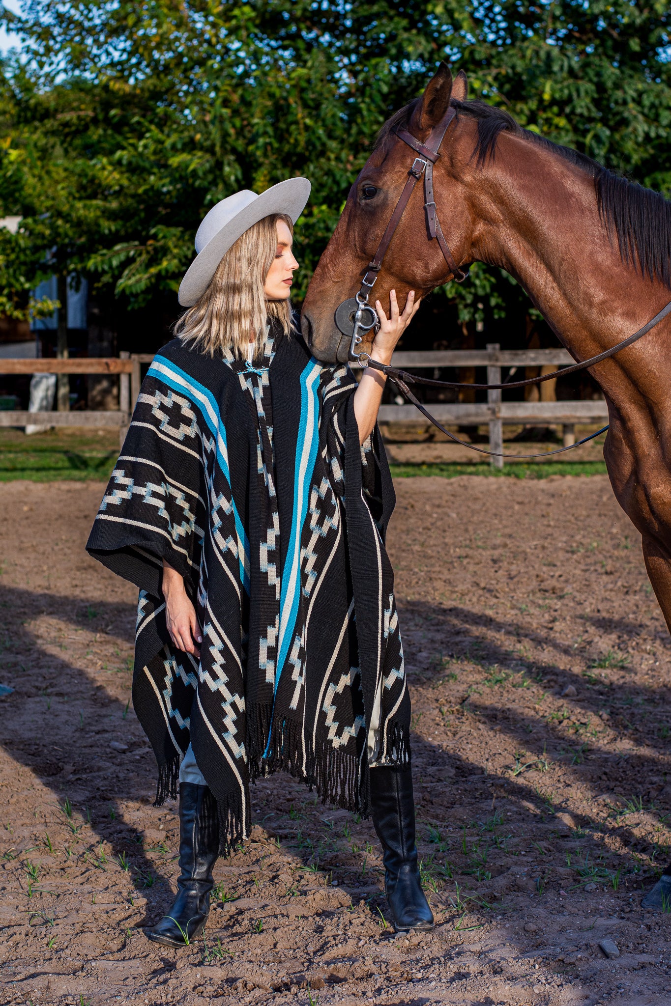 Poncho “Saenz Peña" Obra en Telar Criollo