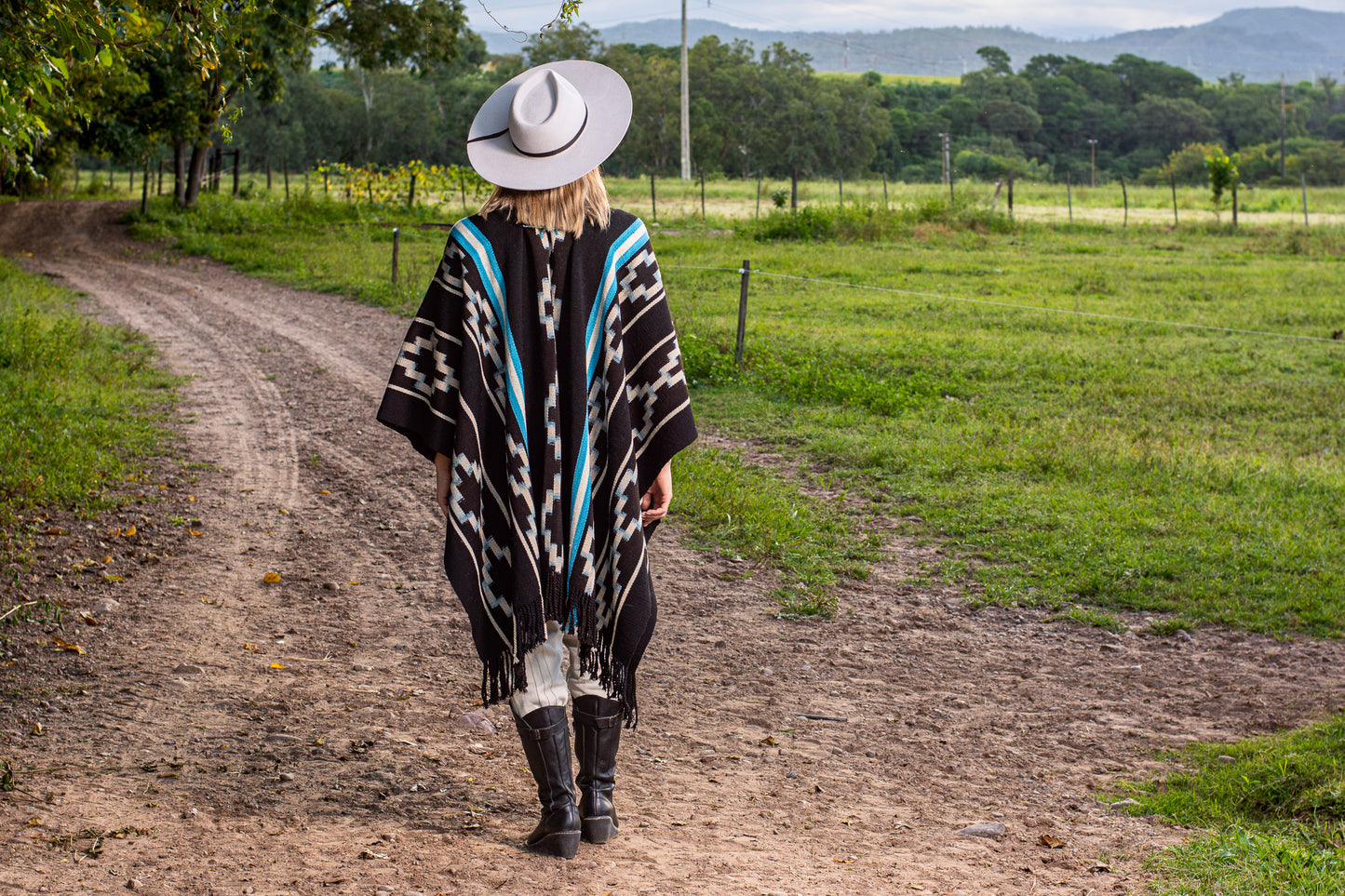 Poncho “Saenz Peña" Obra en Telar Criollo