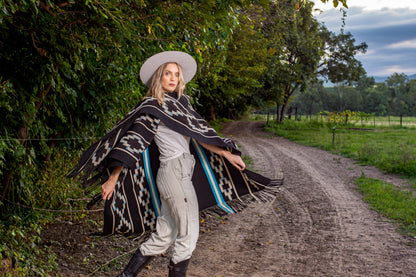 Poncho “Saenz Peña" Obra en Telar Criollo