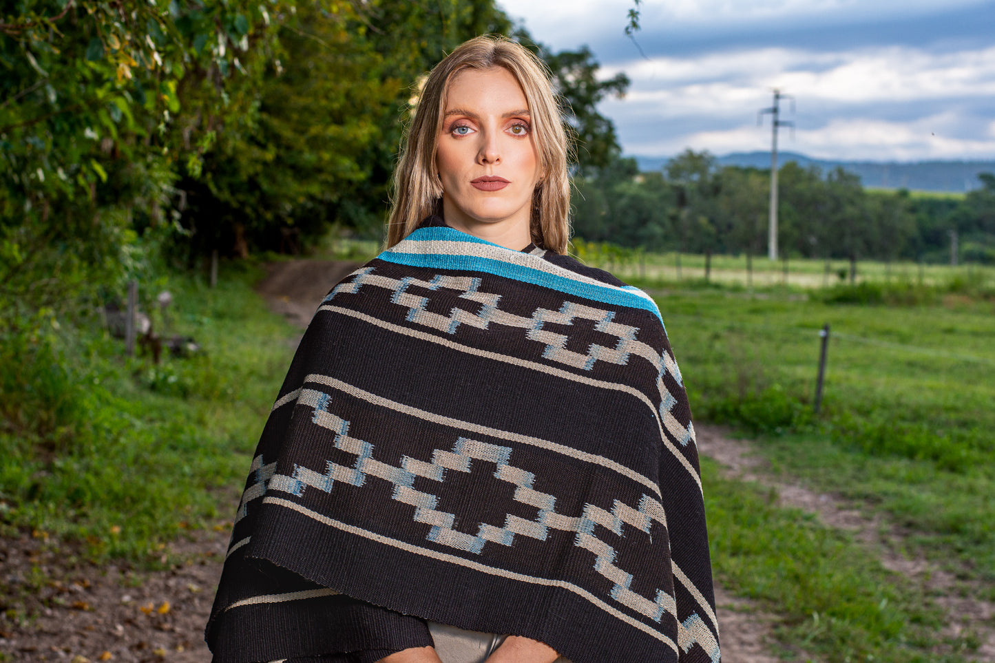 Poncho “Saenz Peña" Obra en Telar Criollo
