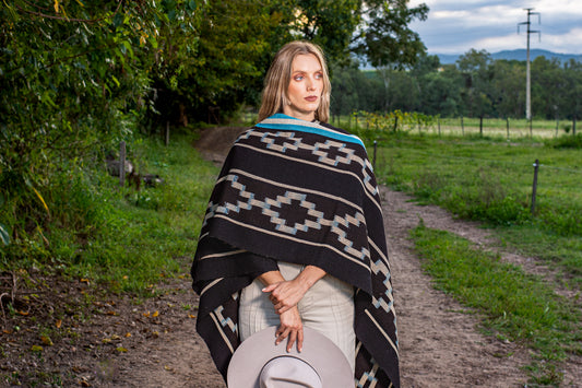 Poncho “Saenz Peña" Obra en Telar Criollo