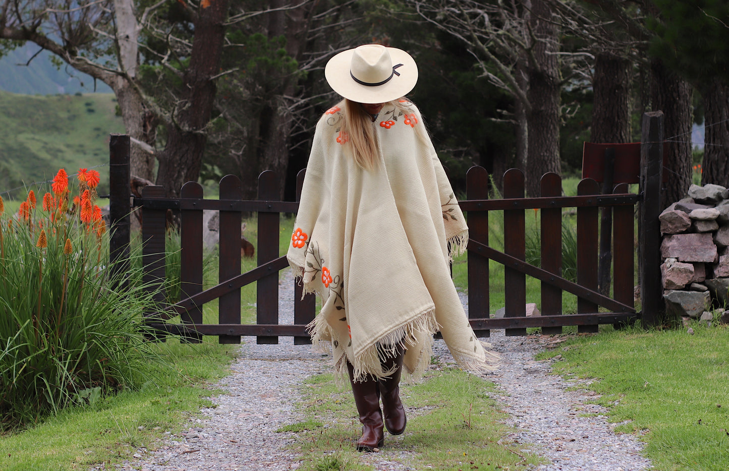 Poncho Bordado "Tandil" Telar Criollo